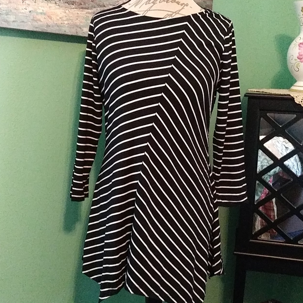 Chaus Extra Long Asymmetrical Top Size Medium